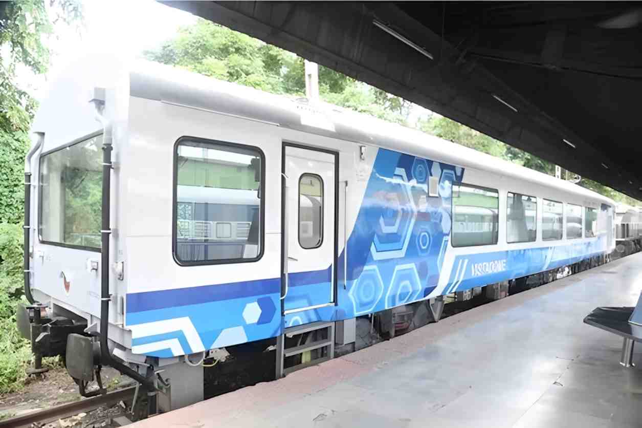 পর্যটনের ভরা মরশুমে বন্ধ ভিস্তা ডোম! বুকিং তলানিতে ঠেকায় সাময়িক বিরতি, কবে ফিরবে ডুয়ার্সের ‘কাঁচের ট্রেন’?